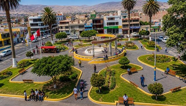 Vista aérea de la plaza de Camaná con jardines, palmeras y el cerro al fondo.