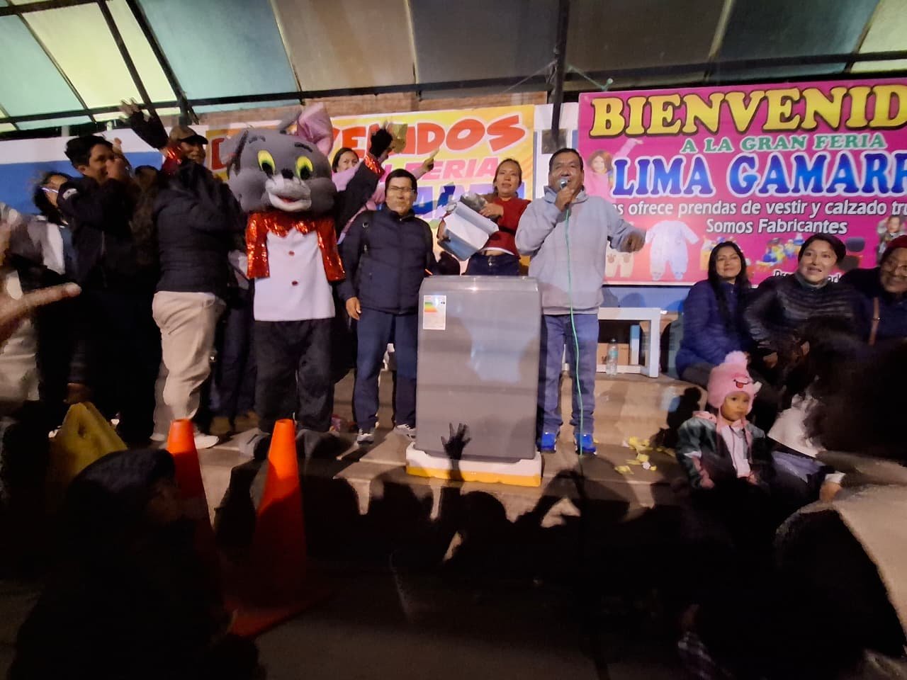 Escenario de la Gran Feria Lima Gamarra con banners de bienvenida y público durante una activación.